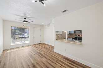 1705 Crossing Pl in Austin, TX - Building Photo - Building Photo