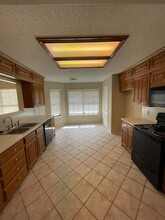 6031 72nd St in Lubbock, TX - Foto de edificio - Building Photo