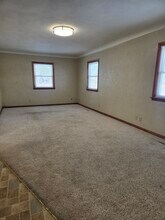 105 W Willman St in Hiawatha, IA - Building Photo - Building Photo