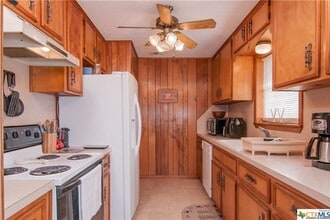 9884 FM 822 in Edna, TX - Building Photo - Building Photo