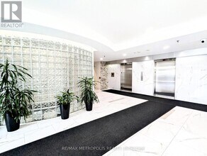 2550 Lawrence Ave E in Toronto, ON - Building Photo - Building Photo