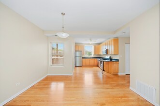 1243 W Rosemont Ave, Unit 3W in Chicago, IL - Foto de edificio - Building Photo