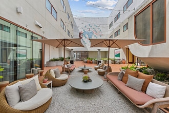 Alsace LA in Los Angeles, CA - Foto de edificio - Building Photo