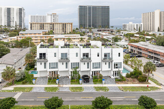 1006 N Riverside Dr in Pompano Beach, FL - Building Photo - Building Photo