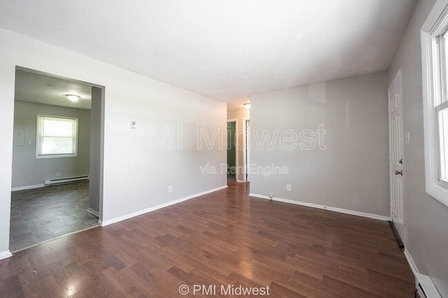 4881 300W, Unit 6 in New Palestine, IN - Foto de edificio - Building Photo