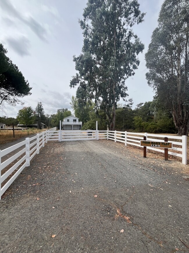 1130 Windsor River Rd in Windsor, CA - Building Photo - Building Photo