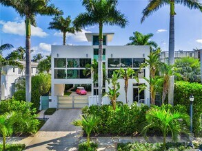 1061 N Venetian Dr in Miami Beach, FL - Building Photo - Building Photo