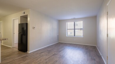Green Tree Apartments in Chesapeake, VA - Building Photo - Building Photo