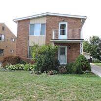 1987 Vernier Rd in Grosse Pointe Woods, MI - Building Photo