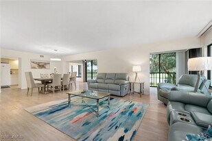 425 Wildwood Ln in Naples, FL - Building Photo