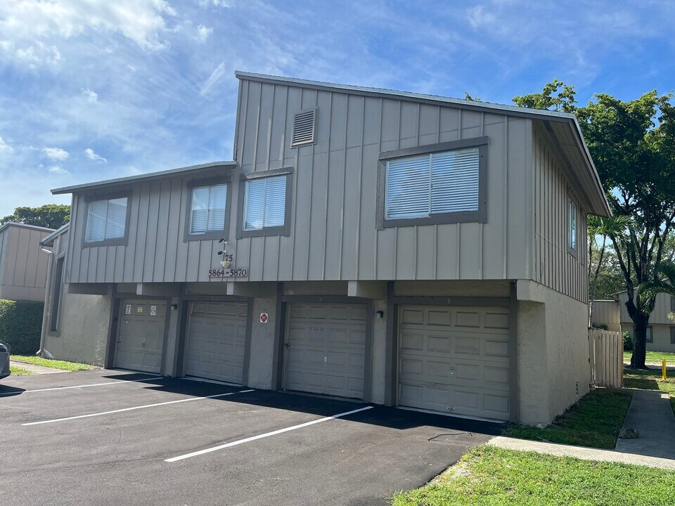 5870 NW 22nd St in Lauderhill, FL - Building Photo