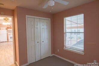 1746 Schley Ave in San Antonio, TX - Foto de edificio - Building Photo