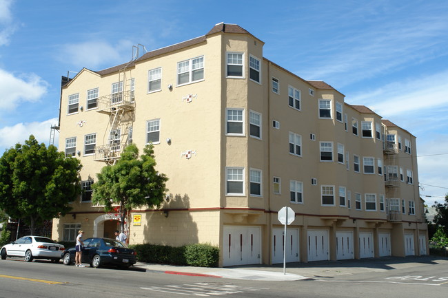 5527 Shattuck Ave in Oakland, CA - Building Photo - Building Photo