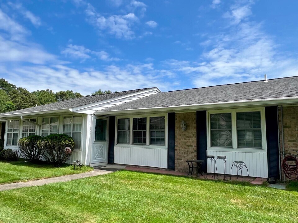 369 Woodbridge Dr in Ridge, NY - Building Photo