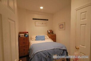 1077 Beacon St in Brookline, MA - Building Photo