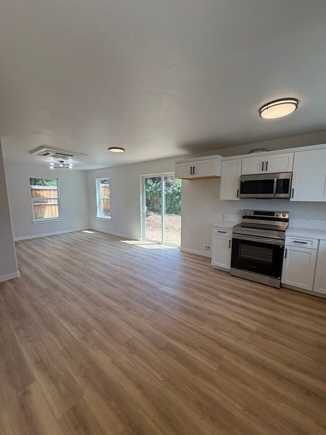 1180 Woodrow Ln in Medford, OR - Building Photo - Building Photo