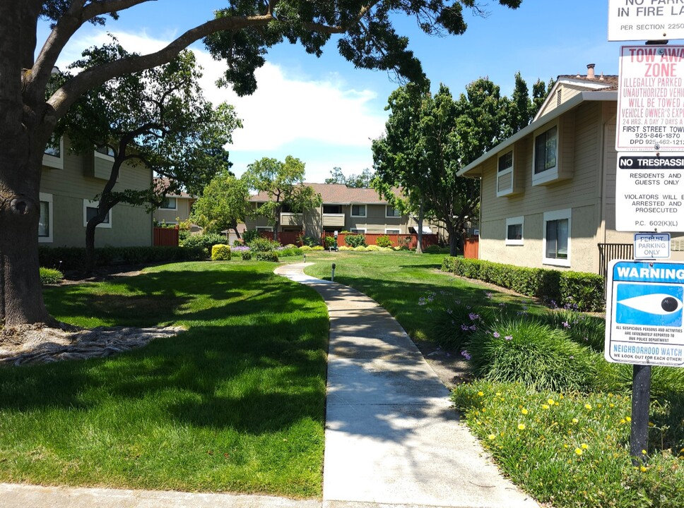 7633 Arbor Creek Cir in Dublin, CA - Foto de edificio