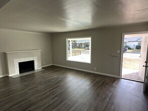 952 E Apricot Ave in Tulare, CA - Building Photo - Building Photo