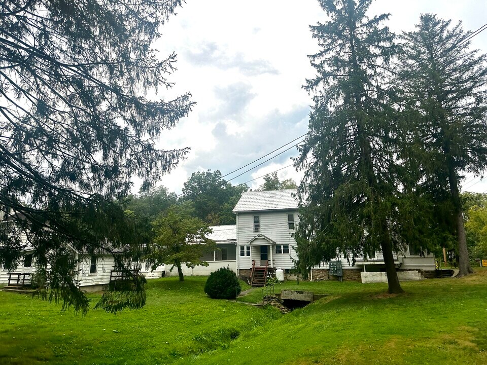 850 Iron Ridge Rd in Spring Grove, PA - Building Photo