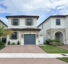 11055 W 35th Way in Hialeah, FL - Building Photo