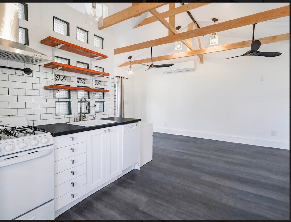 8330 Flight Ave in Los Angeles, CA - Building Photo
