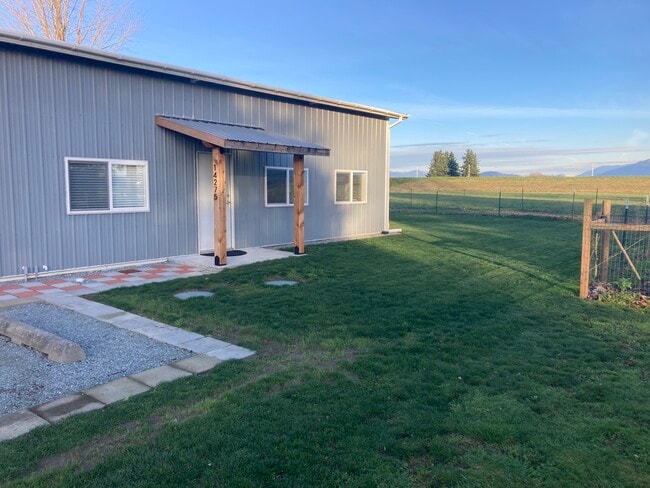 14275 Avon Allen Rd in Mount Vernon, WA - Foto de edificio - Building Photo