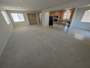 62 Augusta Course Ave in Las Vegas, NV - Foto de edificio - Building Photo