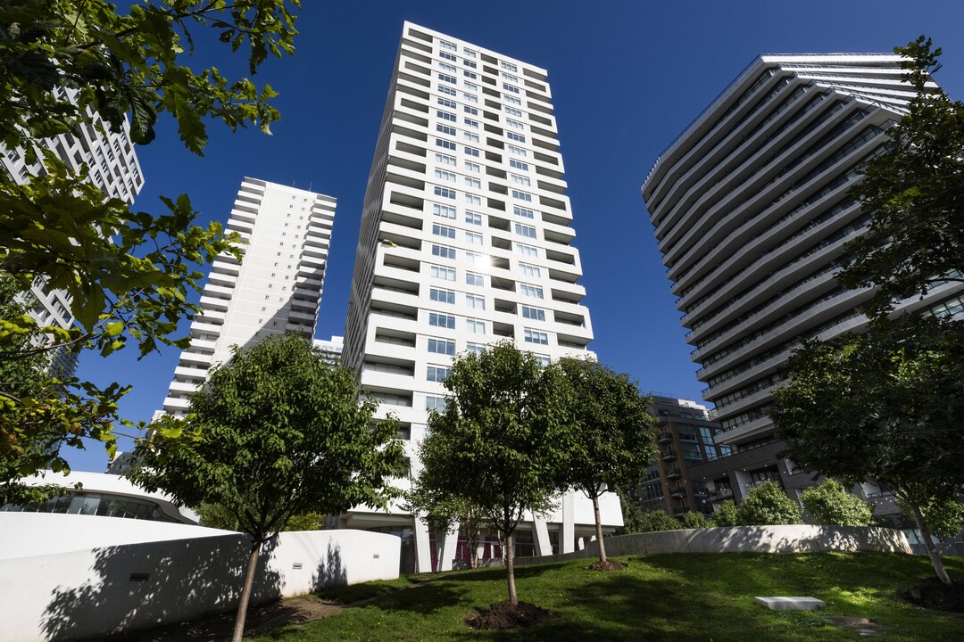 Lillian Park in Toronto, ON - Building Photo