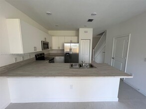 875 NE 211th St in Miami, FL - Building Photo - Building Photo