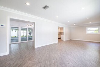 4200 W Beachway Dr in Tampa, FL - Building Photo - Building Photo