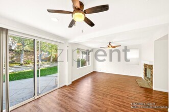 27544 N Weeping Willow Dr in Santa Clarita, CA - Foto de edificio - Building Photo