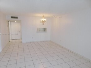 8025 SW 107th Ave in Miami, FL - Building Photo - Building Photo