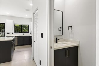 122 NW 5th Ave in Hallandale Beach, FL - Building Photo - Building Photo