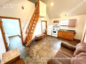 573 TX-97 in Floresville, TX - Building Photo - Building Photo