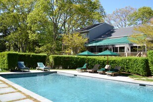 53 Hidden Cove Ct in Southampton, NY - Building Photo