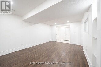 3296 Flagstone Dr in Mississauga, ON - Building Photo - Building Photo