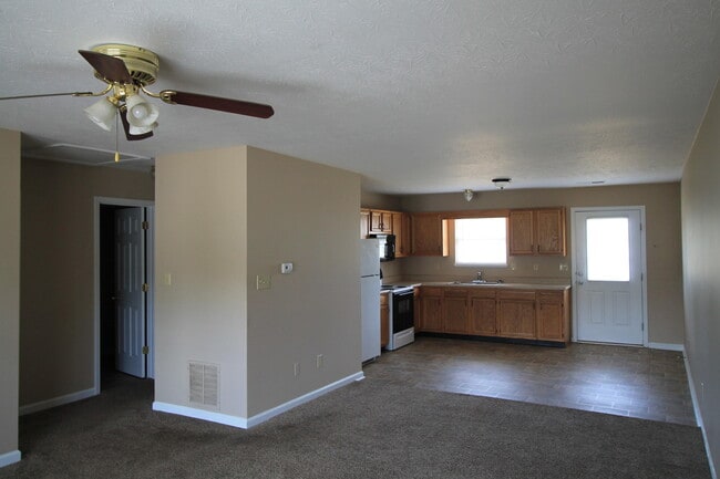 213 Homestead Dr in Nicholasville, KY - Foto de edificio - Building Photo