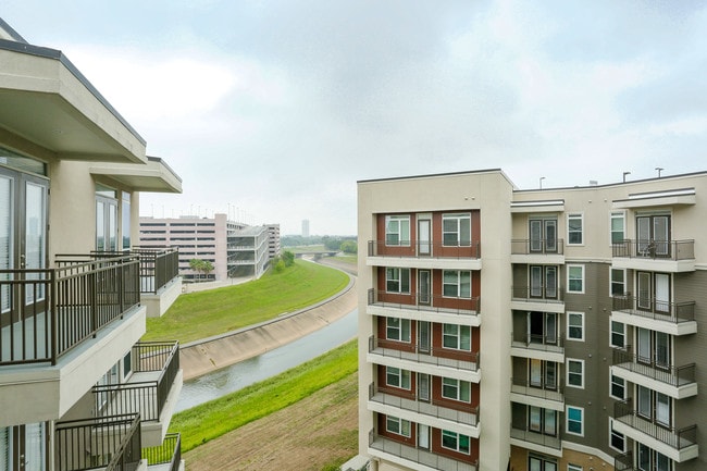 Adenine in Houston, TX - Foto de edificio - Building Photo