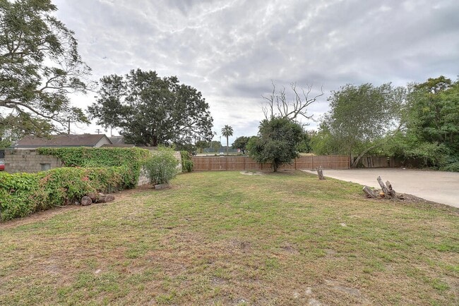 property at 907 Laredo St