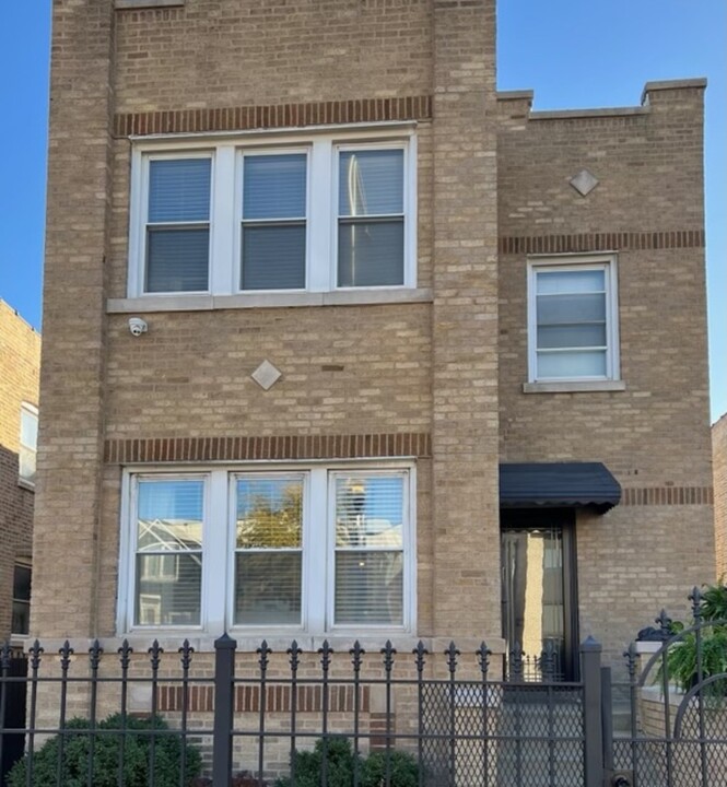 2325 W Diversey Ave in Chicago, IL - Building Photo