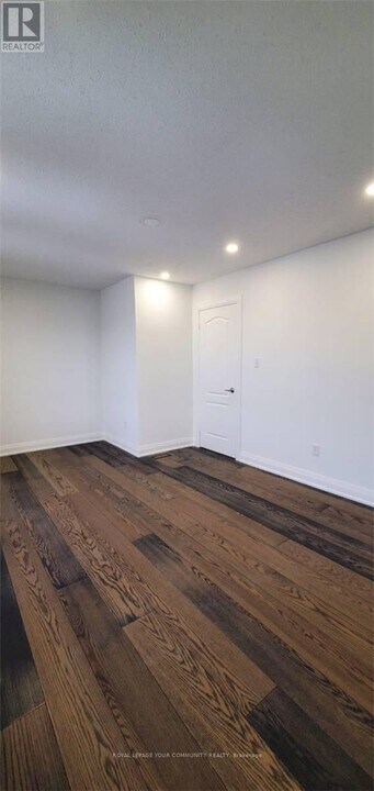 5058 Oscar Peterson Blvd in Mississauga, ON - Building Photo