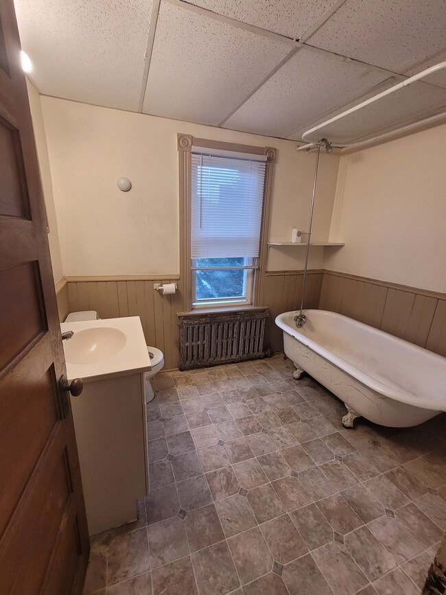 225 Pleasant St, Unit 2F in Hanover, PA - Building Photo - Building Photo