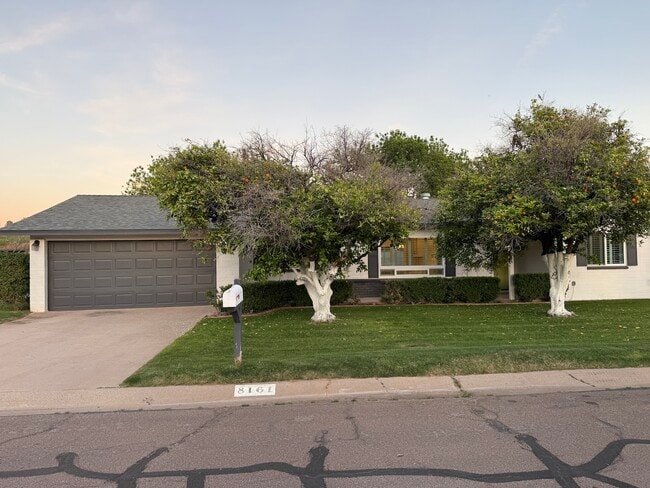 8161 N 1st Dr in Phoenix, AZ - Foto de edificio - Building Photo