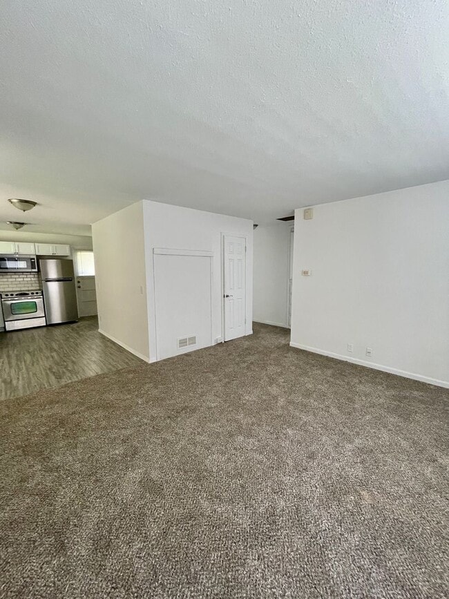 1422 Cloverdale Dr in Park City, KS - Building Photo - Building Photo