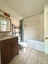 2411 1/2 N Beachwood Dr, Unit 2411 N Beachwood Dr in Los Angeles, CA - Foto de edificio - Building Photo