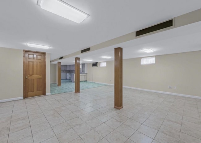 58-52-5208 208th St in Queens, NY - Foto de edificio - Building Photo