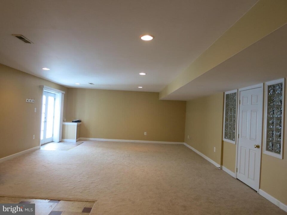 8400 Hessian Hill Ct in Linton Hall, VA - Building Photo