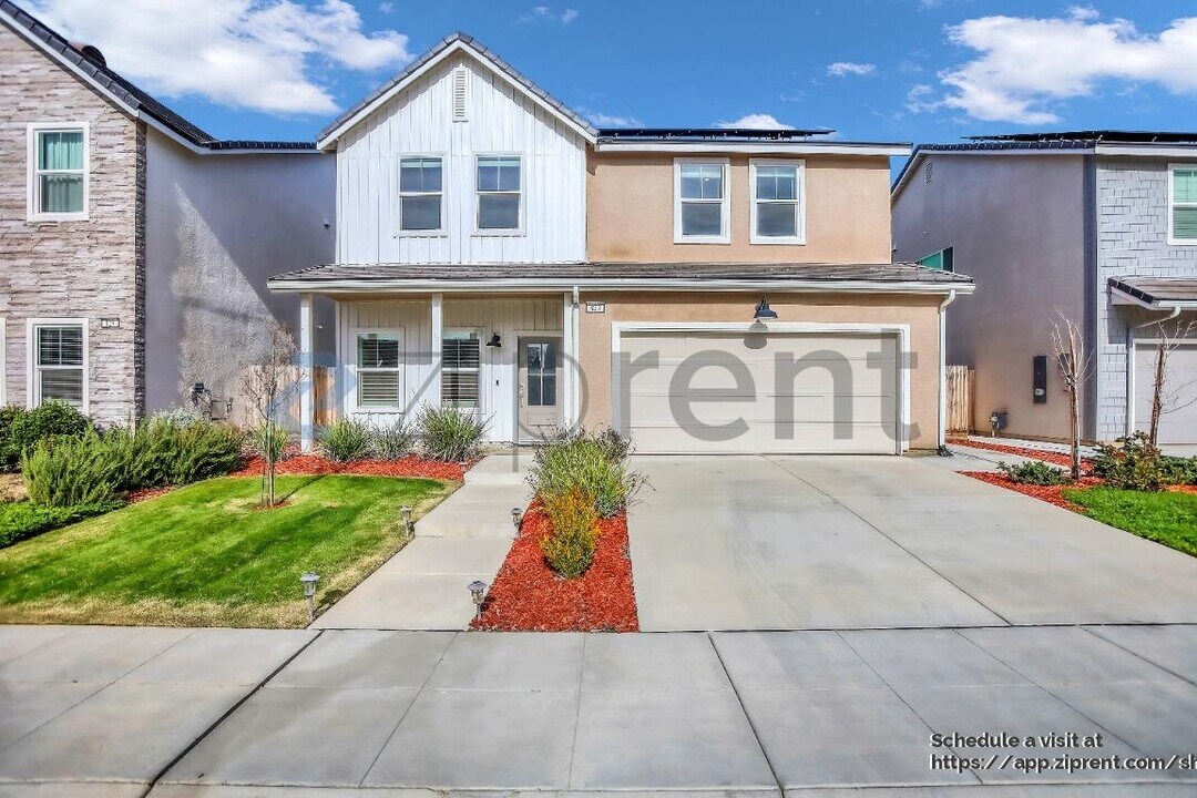 823 Blue Oak Lane W in Madera, CA - Building Photo