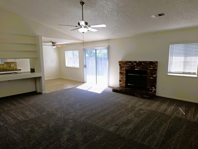 4951 E Fillmore Ave in Fresno, CA - Building Photo - Building Photo