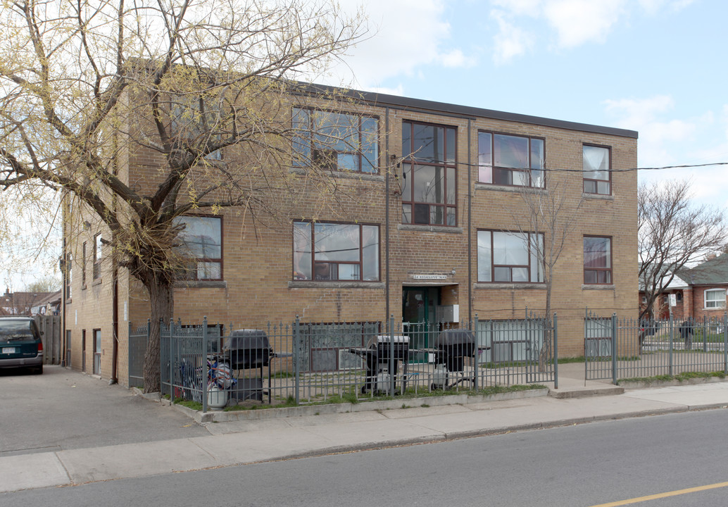 2A Rockcliffe Blvd in Toronto, ON - Building Photo